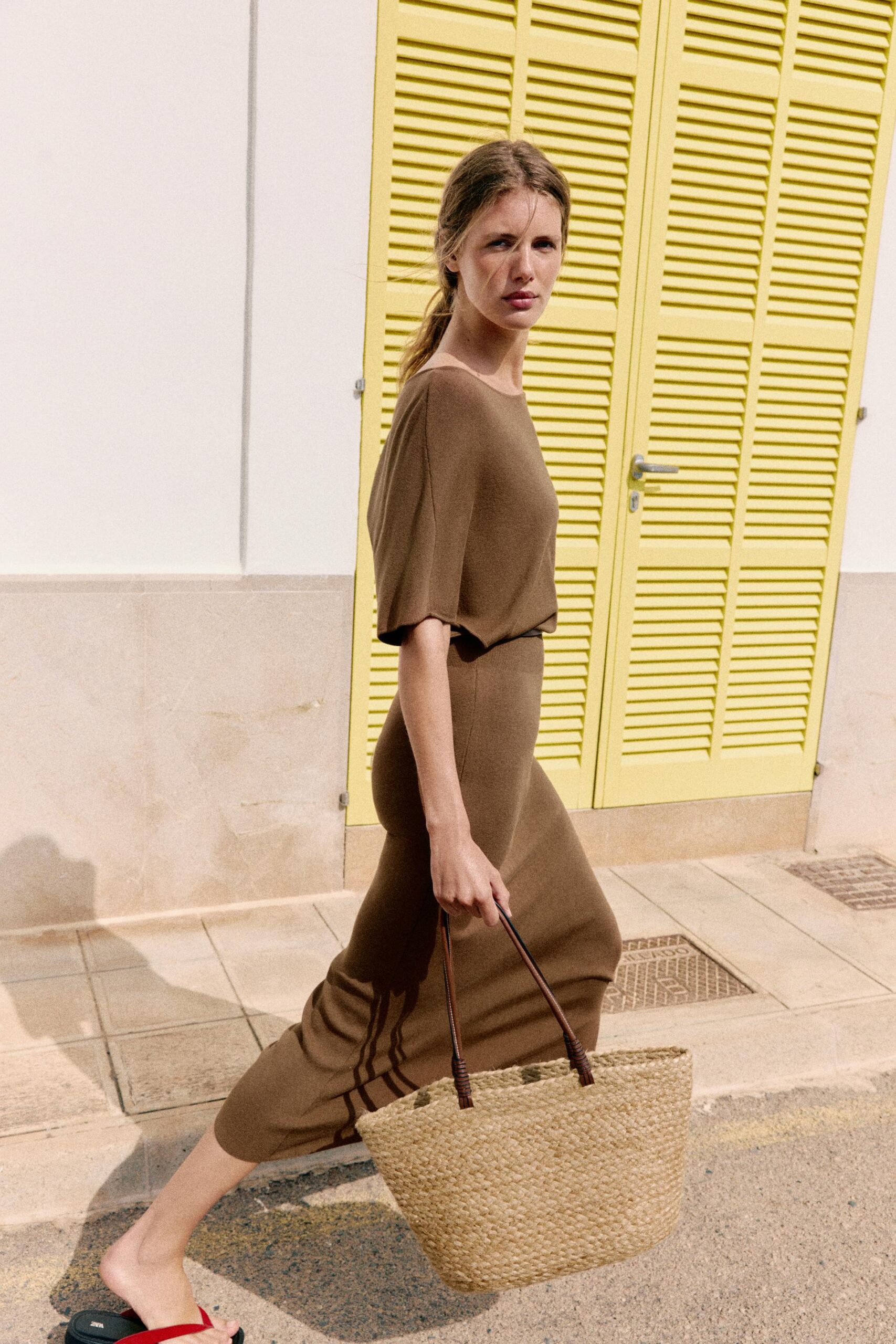 Τσάντα shopper από γιούτα, 35,95€, Zara.