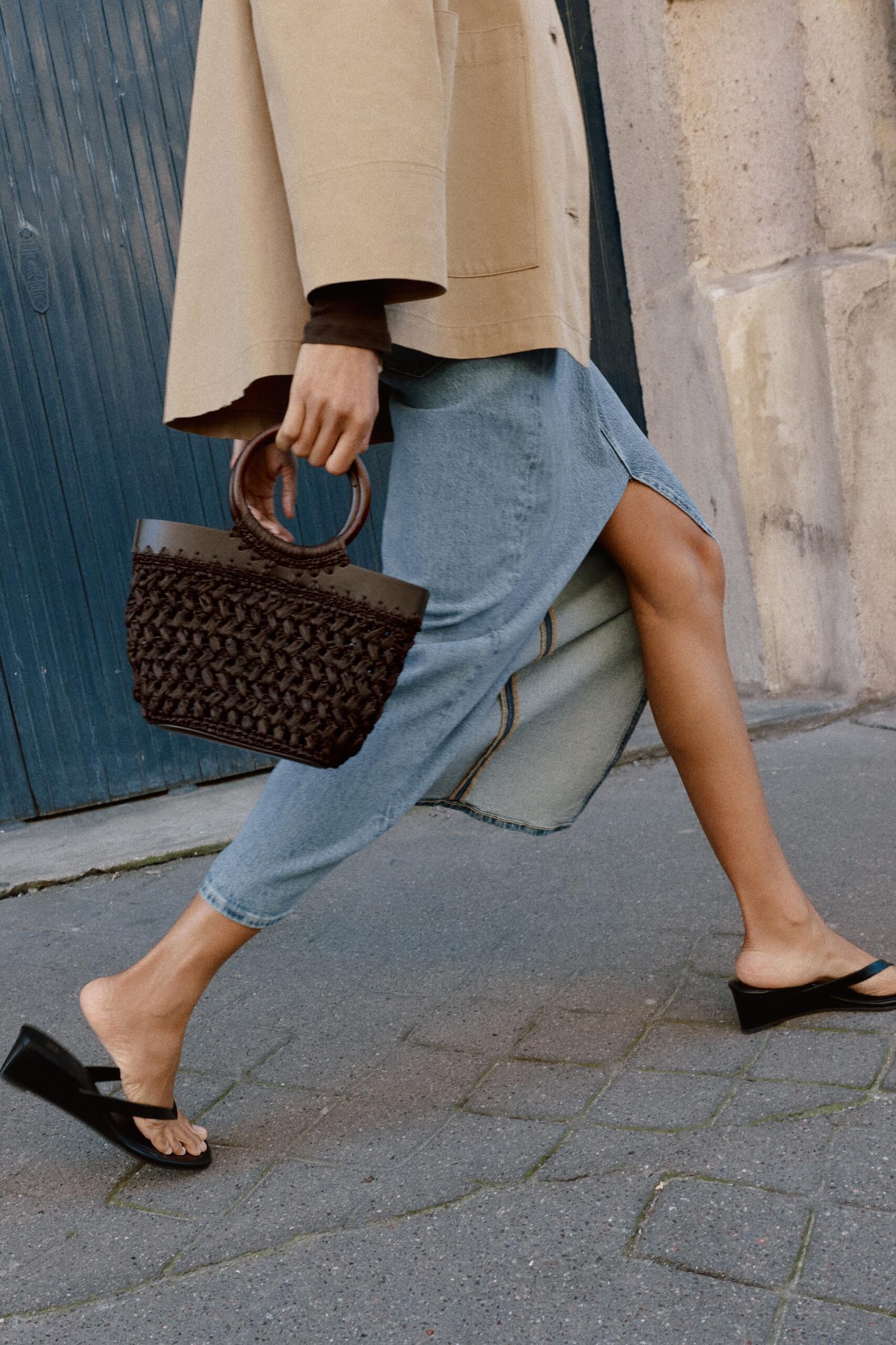 Μίνι τσάντα καλάθι από ράφια, 29,95€, Zara.
