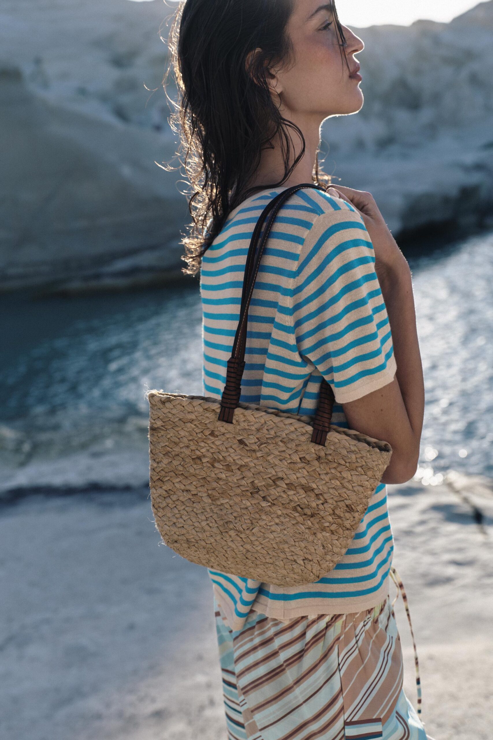 Μικρή τσάντα shopper από γιούτα, 25,95€, Zara.