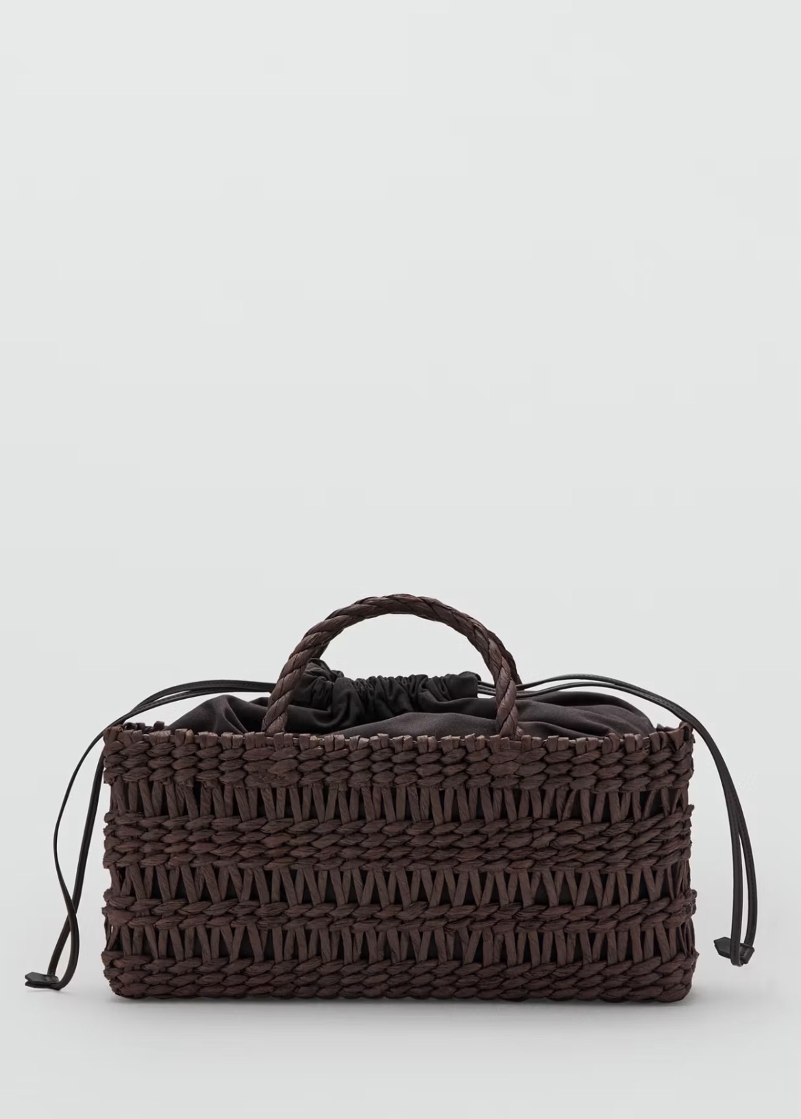 Πλεκτή τσάντα tote από 100% φυσική ίνα, 45,99€, Mango.