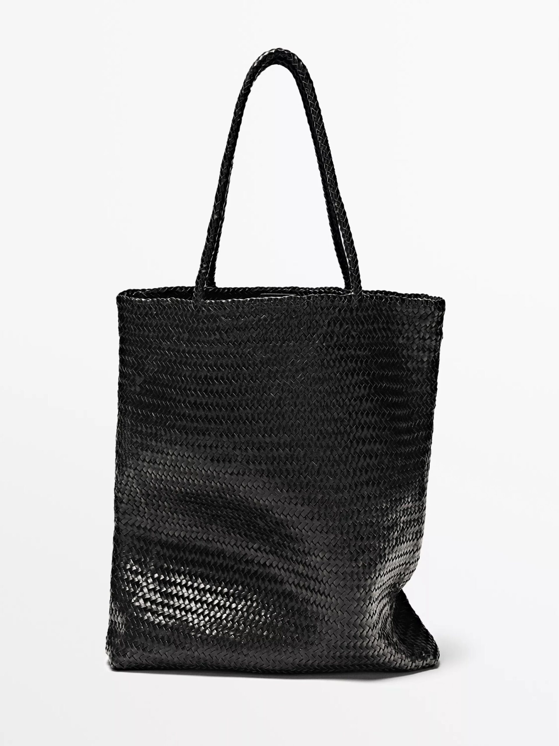 Μεγάλη πλεκτή τσάντα tote από δέρμα νάπα, 299€, Massimo Dutti.