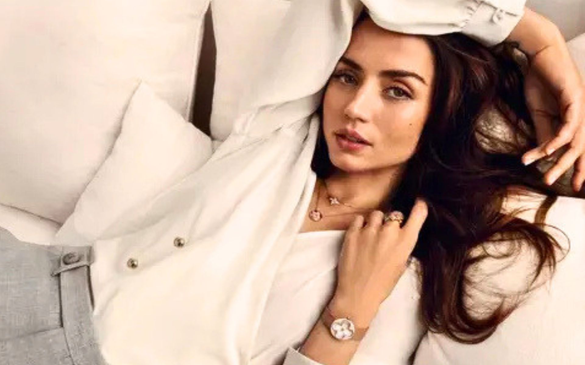 Color Blossom Watch: Νέο ρολόι Louis Vuitton με μούσα την Ana de Armas