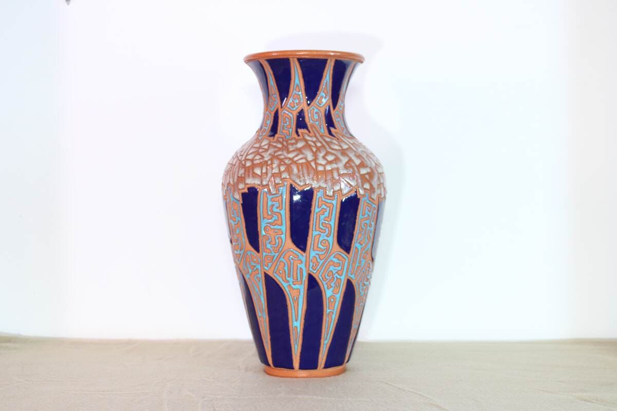 Emmanouil Bonis, Engraving The Sea, 2026, red clay and the colouring consists of glazes (metal and glass powder), 37 x 18 x 18 cm. Photo by Tsambikos Papachristodoulou and Sofia Symiakou_