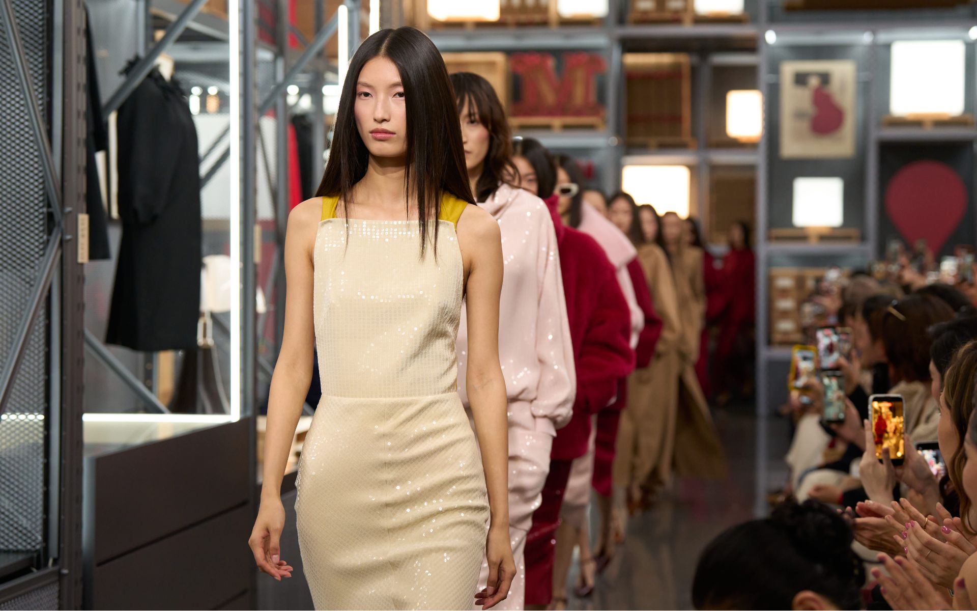 Max Mara Resort ’27: Μη προβλέψιμη κομψότητα & έξυπνα αξεσουάρ