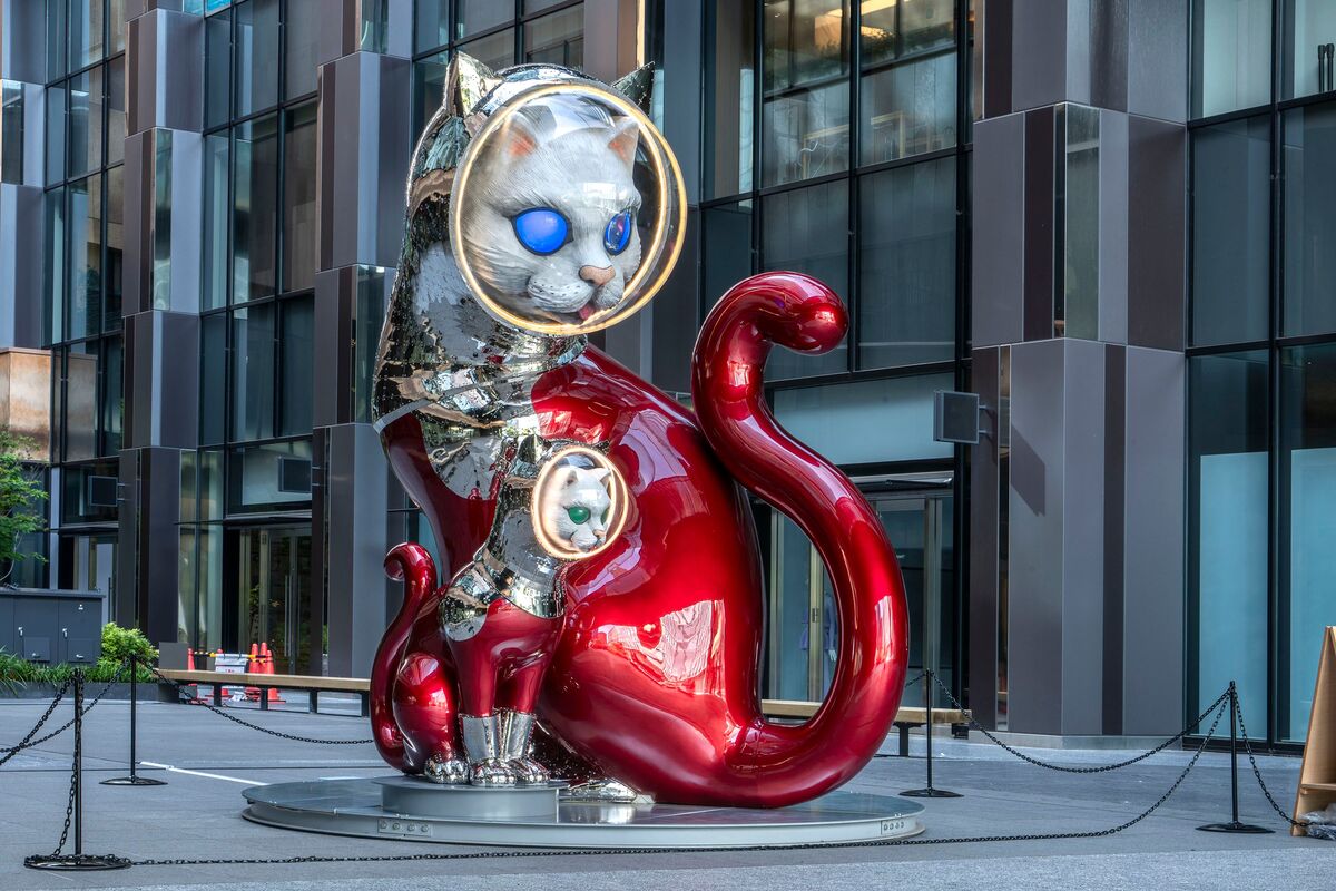 Kenji Yanobe, SHIP’S CAT (Cosmo Red), SHIP’S CAT (Little Cosmo Red) (right) (2026). For ART OSAKA 2026 × Osaka Art & Design 2026 Special Exhibition.
