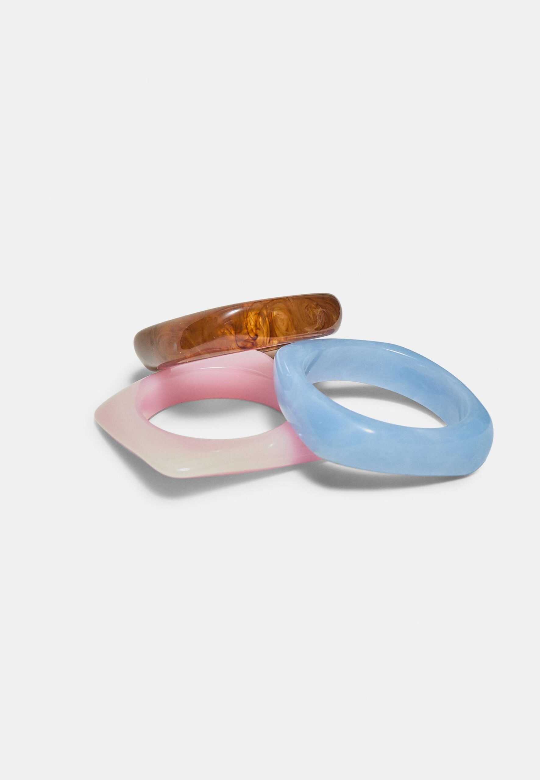Σετ 3 βραχιόλια από 100% ρητίνη, 17,99€, Stradivarius