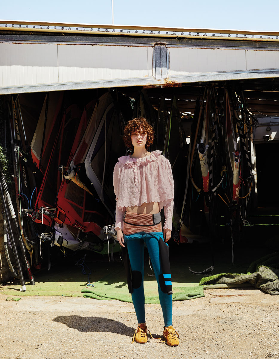 Βαμβακερή μπλούζα με κέντημα Isabel Marant,
Luisa World. Wetsuit από neoprene Hurley, thisisplay. Sneakers Les Tennis, Jacquemus, Kalogirou.