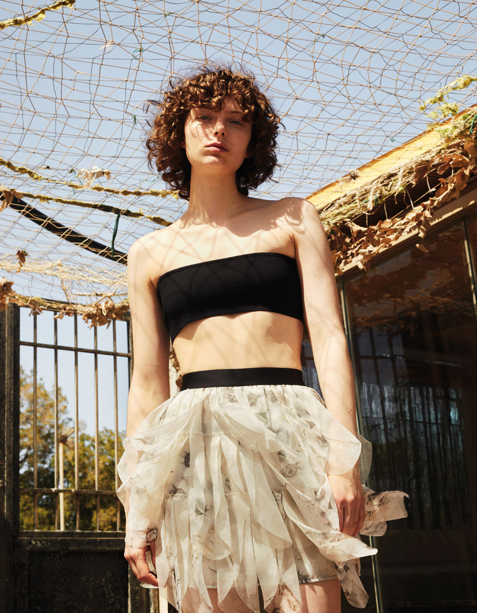 Bandeau bra και κοντή φούστα με πέταλα από
τυπωμένη οργάντζα, όλα Max Mara, Max Mara Boutique.