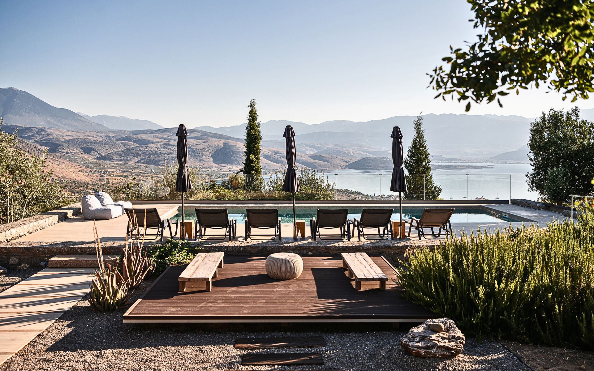 Paly Architects: Κομψή ιδιωτικότητα στη Rosmarino Villa με φόντο το Γαλαξίδι 