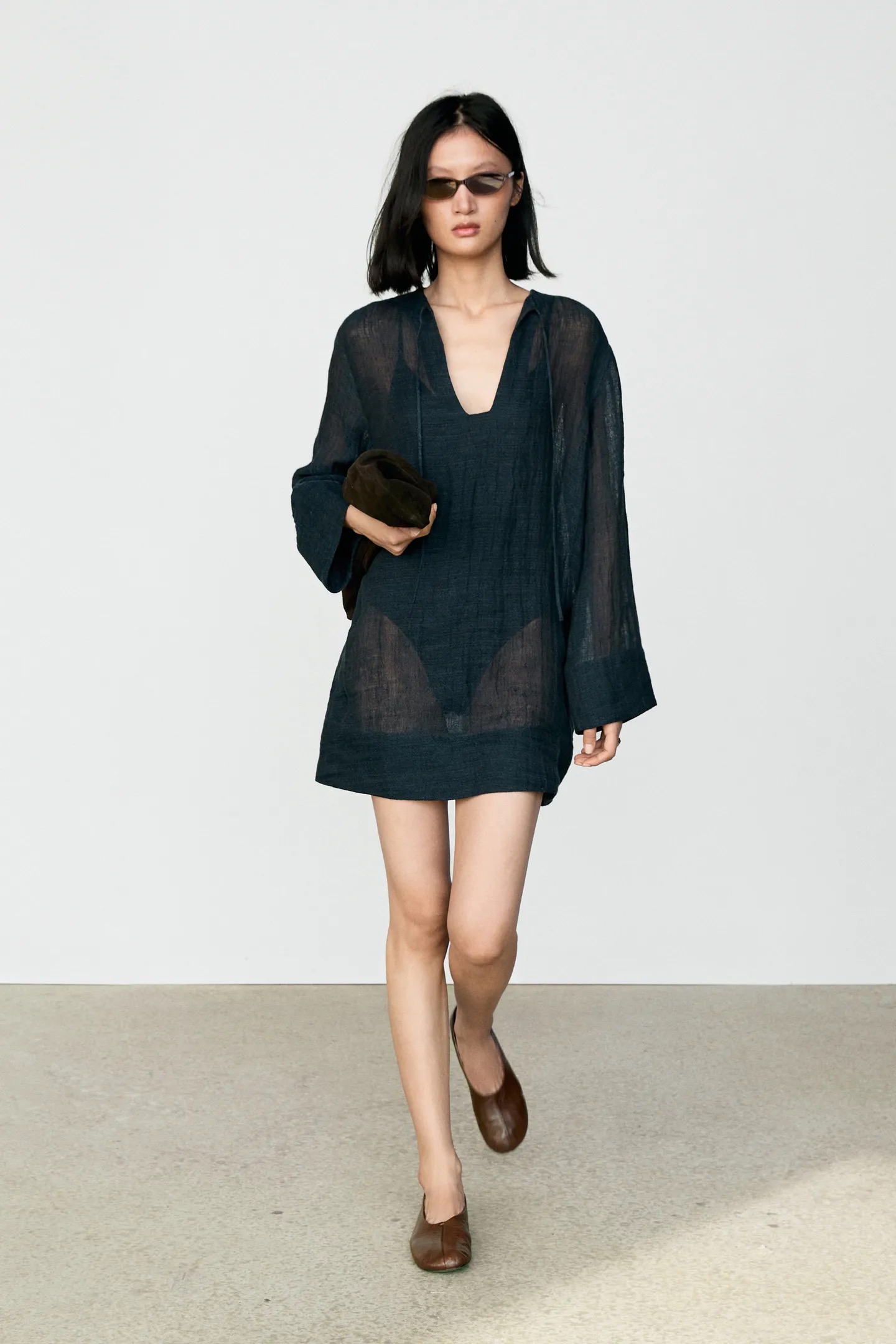 Ανάλαφρο mini φόρεμα από 100% λινό, 89,95€, Massimo Dutti