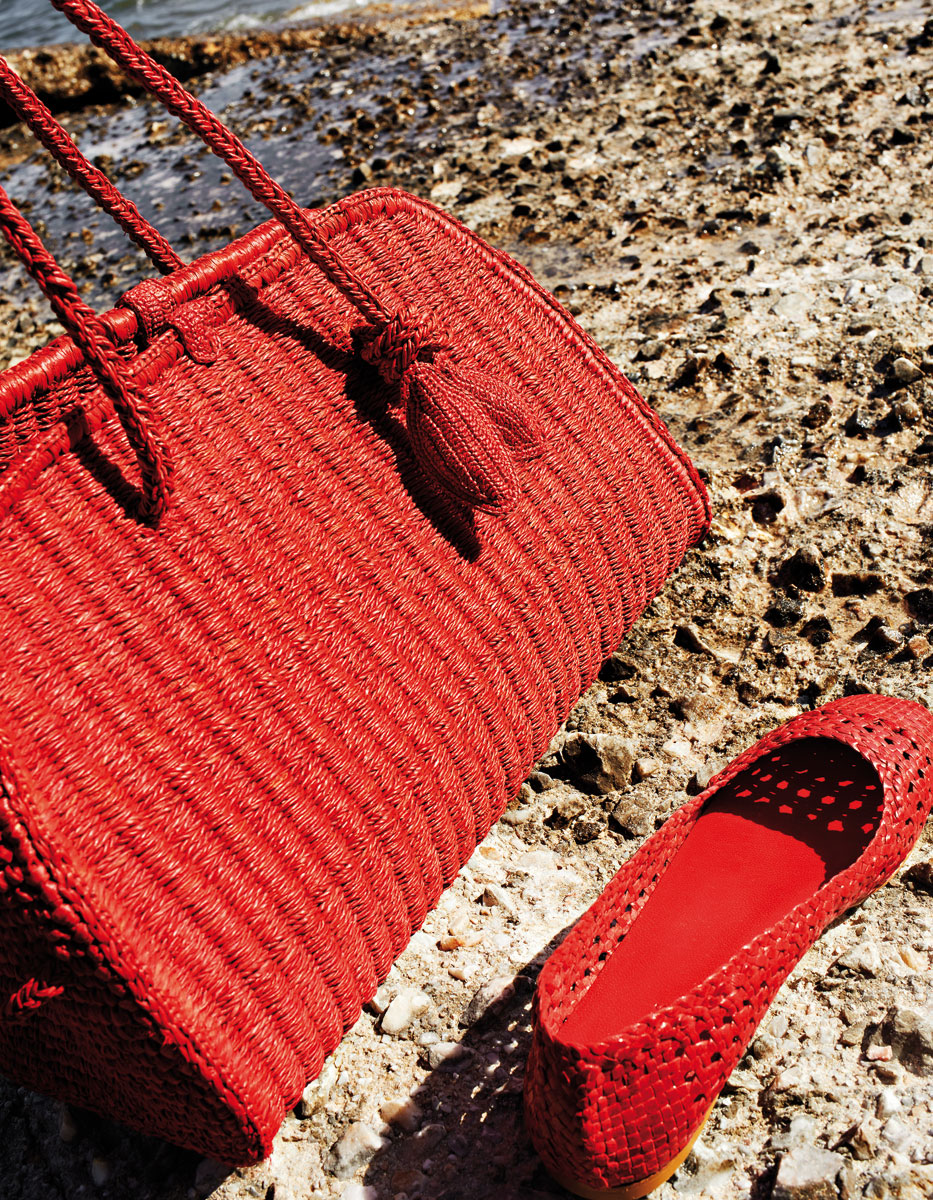Raffia bag The Turismo, Jacquemus, Luisa World.  Δερμάτινη μπαλαρίνα Shira, Sam Edelman, Kalogirou.